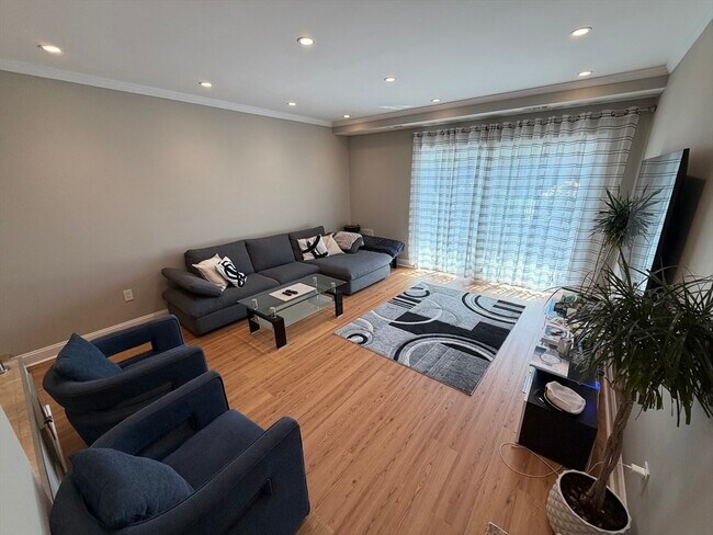 Building Photo - 44 Broadlawn Dr