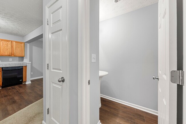 Building Photo - 1526 Venetian Dr SW
