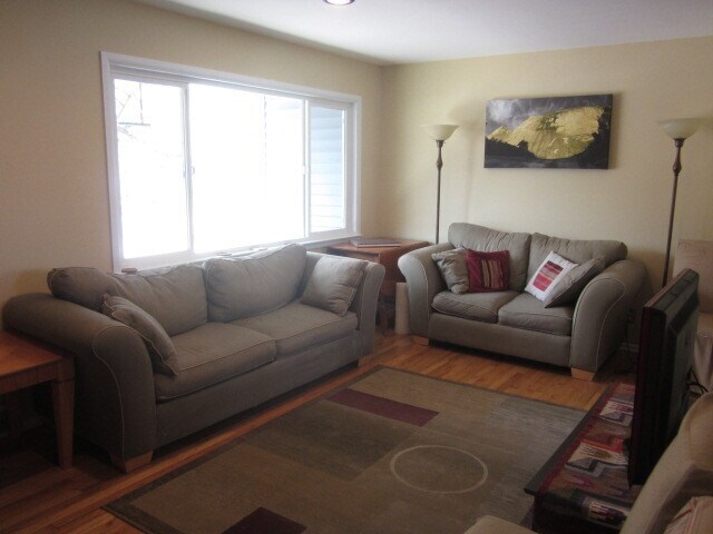 Building Photo - 3 Bed 2 Bath Martin Acres Home With Large Backyard & Flatiron Views!