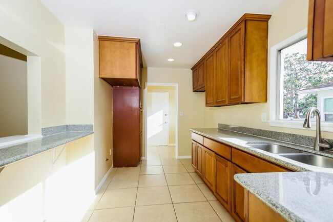 Building Photo - **LAKEWOOD HOME** THREE BEDROOMS-ONE BATH** $3950.00