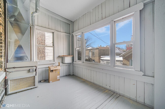 Building Photo - 1650 N Oakley Ave