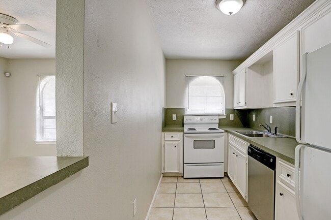 Building Photo - 320 6th St