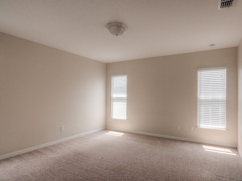 Building Photo - 4612 Woodford Dr