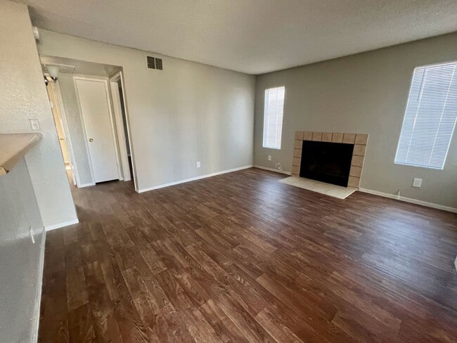 Building Photo - Renovated 2bedroom downstairs unit ready for immediate move-in.