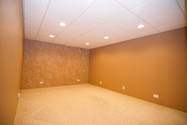 Building Photo - 253 W Golfview Terrace