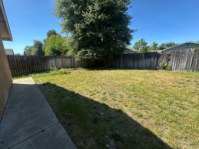 Building Photo - Well maintained home in desirable neighborhood!