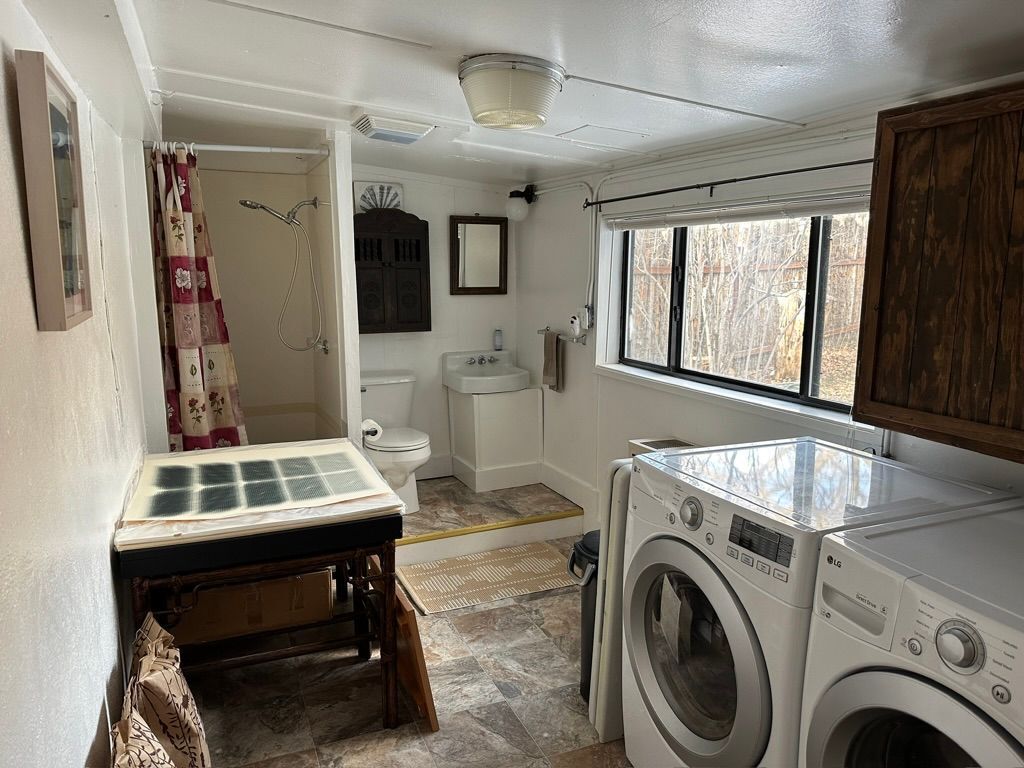 Building Photo - 332 Kit Carson Rd