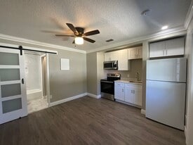 Building Photo - 221 La Paz Dr