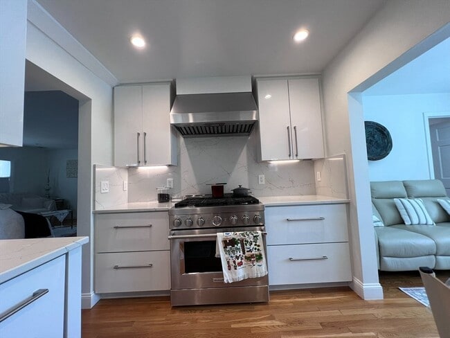 Building Photo - 98 E Border Rd