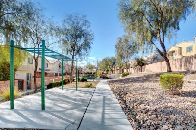 Building Photo - Awesome 3 Bedroom, 2 Story Home in North L...