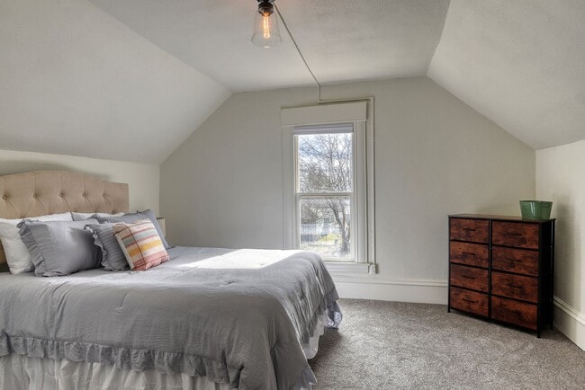 Building Photo - Comfortable Spokane Rental Near Parks & Downtown