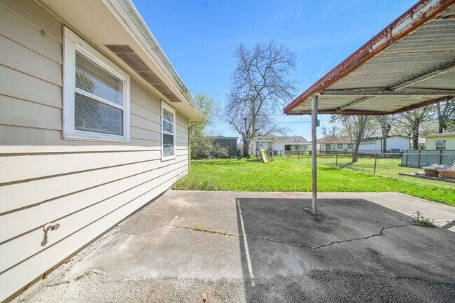 Building Photo - 602 N Circle Dr