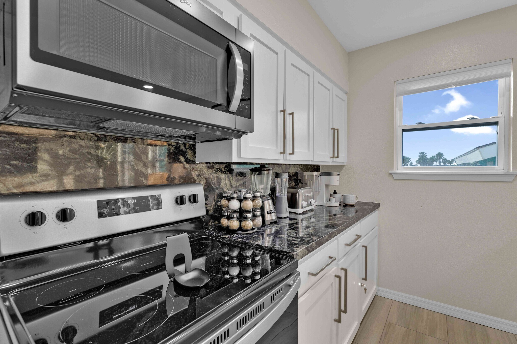 Building Photo - 111 E Hibiscus St