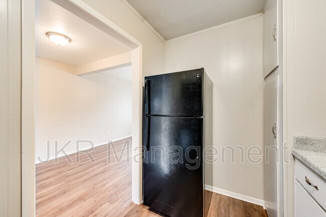 Building Photo - 7102 Glenview Dr