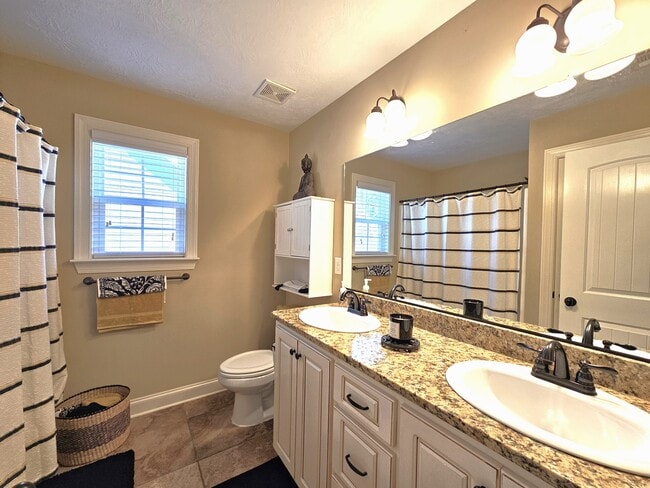 Building Photo - 821 Herrington Dr