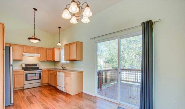 Building Photo - 221 Green Teal Dr