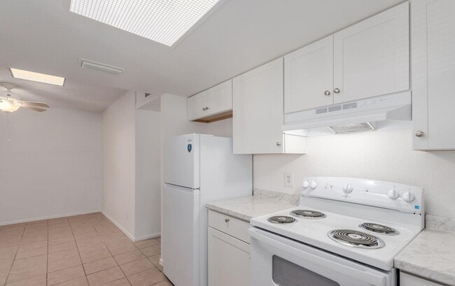 Building Photo - 242 N Standage