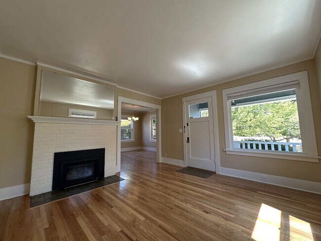Building Photo - Gorgeous mature home with loads of charm o...