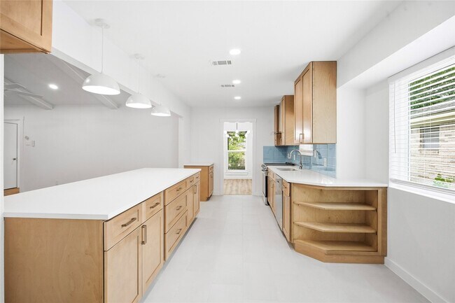 Building Photo - 3013 Conejos Dr