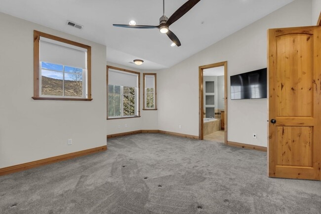 Building Photo - Canyon Links Townhome