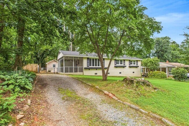 Building Photo - NW Brick Home in the Desirable Guilford Hi...