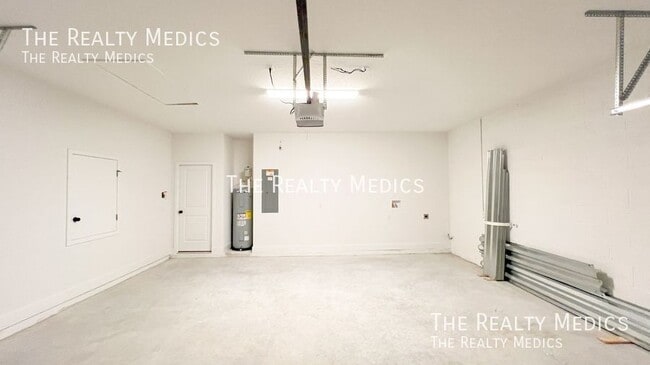 Building Photo - 905 Toluca St SE