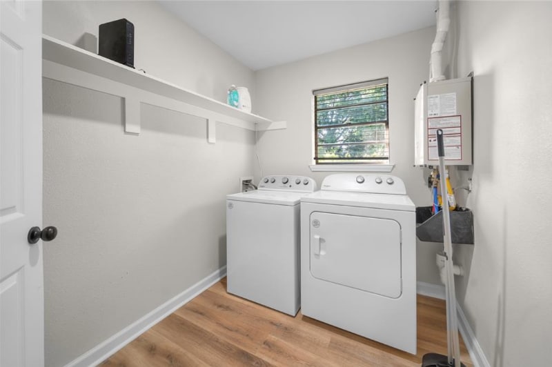 Building Photo - 1528 E Devine St