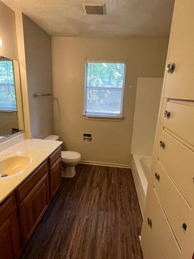 Building Photo - WALKING DISTANCE TO THE U OF A & FAYETTEVILLE HIGH SCHOOL!!!