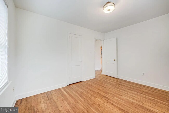 Building Photo - 2957 Strathmeade St