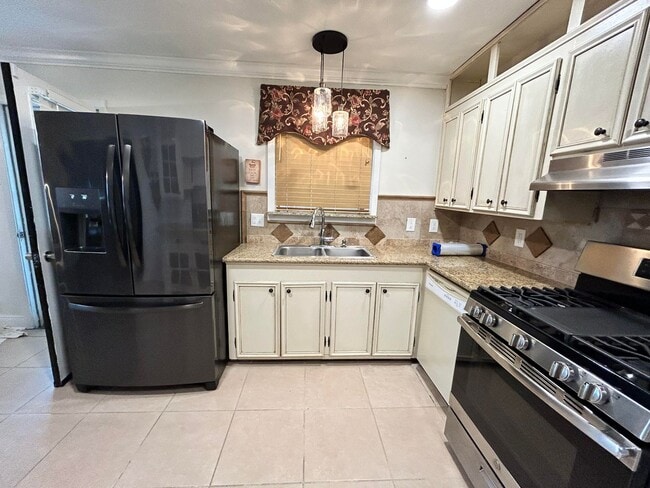 Building Photo - Gorgeous Lake Charles House