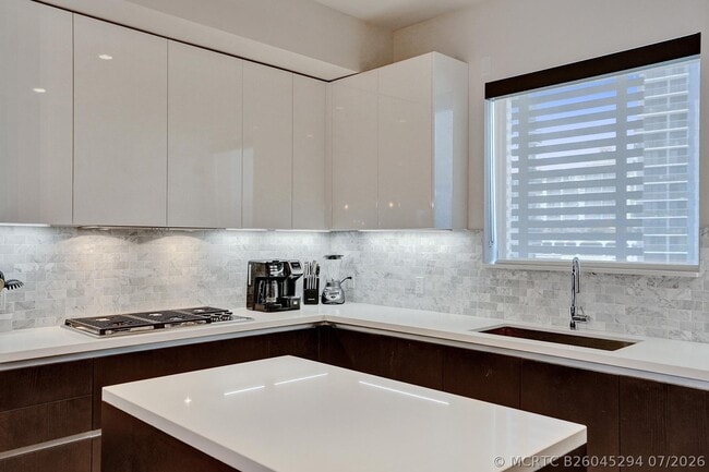 Building Photo - 3040 N Ocean Blvd