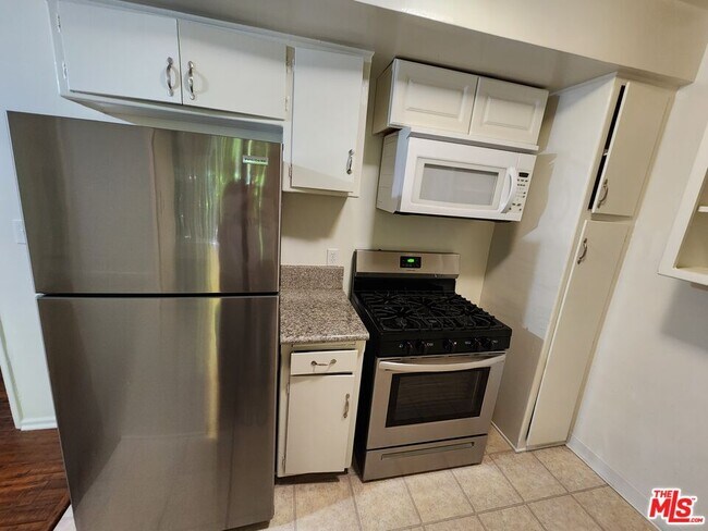 Building Photo - 1013 N San Vicente Blvd