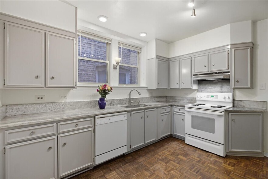 Building Photo - 5412 W Berteau Ave