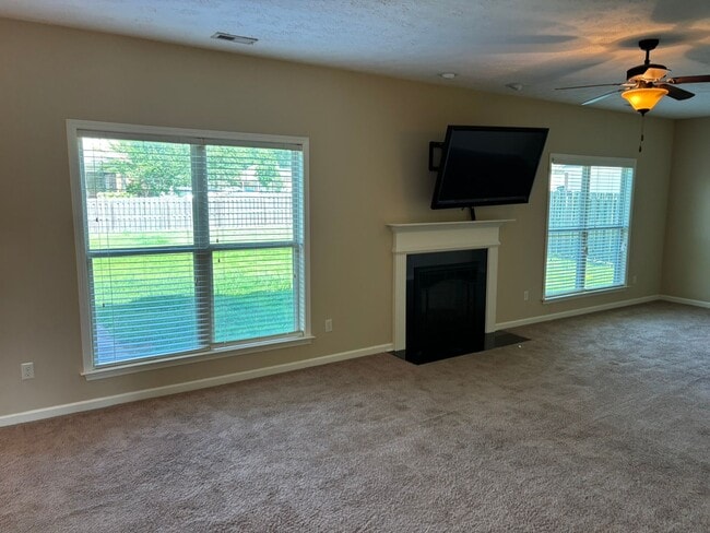 Building Photo - Gorgeous 4 Bedroom 2 1/2 Bath in Fortson Ga .
