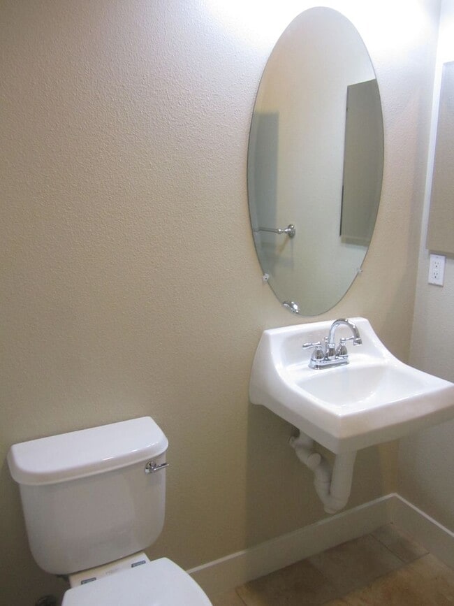 Building Photo - SPACIOUS 3 BEDROOM, 3.5 BATHROOM TOWNHOUSE...