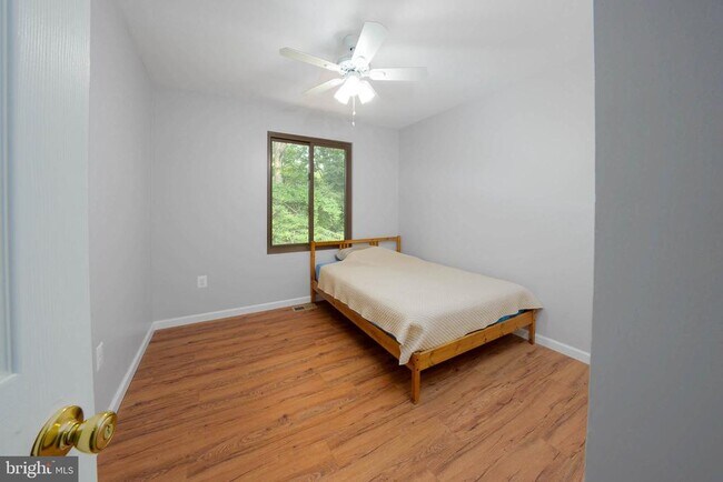 Building Photo - 1025 Commanders Way N