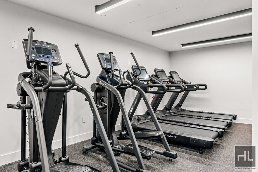 Building Photo - BRUCKNER BOULEVARD