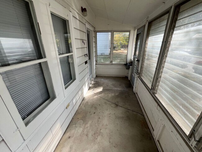 Building Photo - Newly Remodeled 3 Bedroom House!