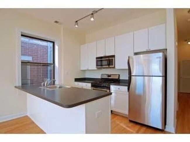 Primary Photo - 2 bedroom in Chicago IL 60640