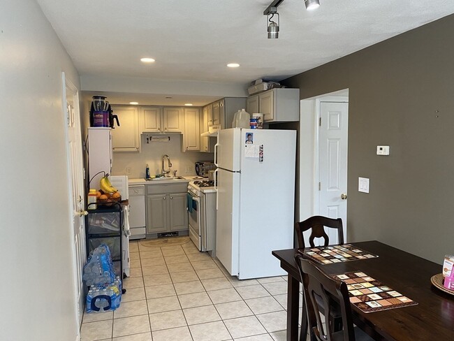 Building Photo - 834 Main St