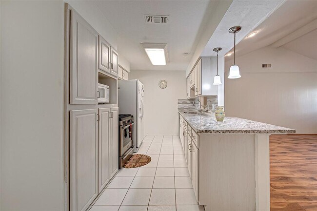 Building Photo - 11707 N Willow Cir