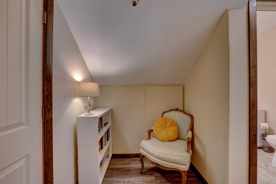 Reading Nook - 3816 W Taft St