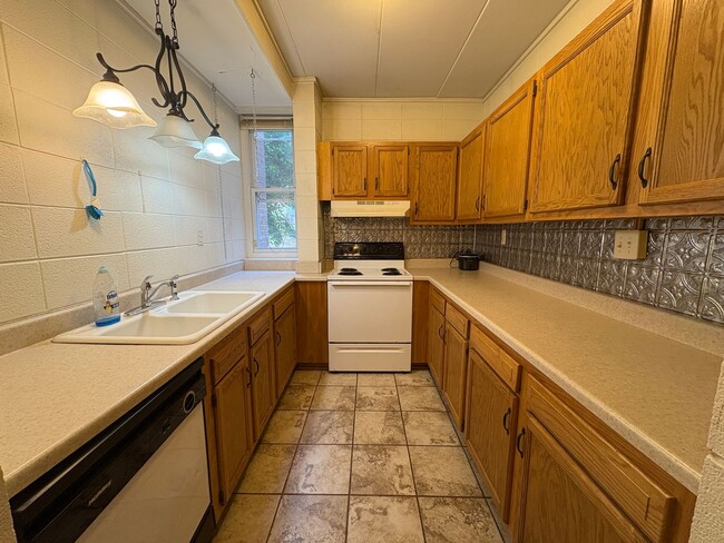 Building Photo - Brightwood - 900-B4