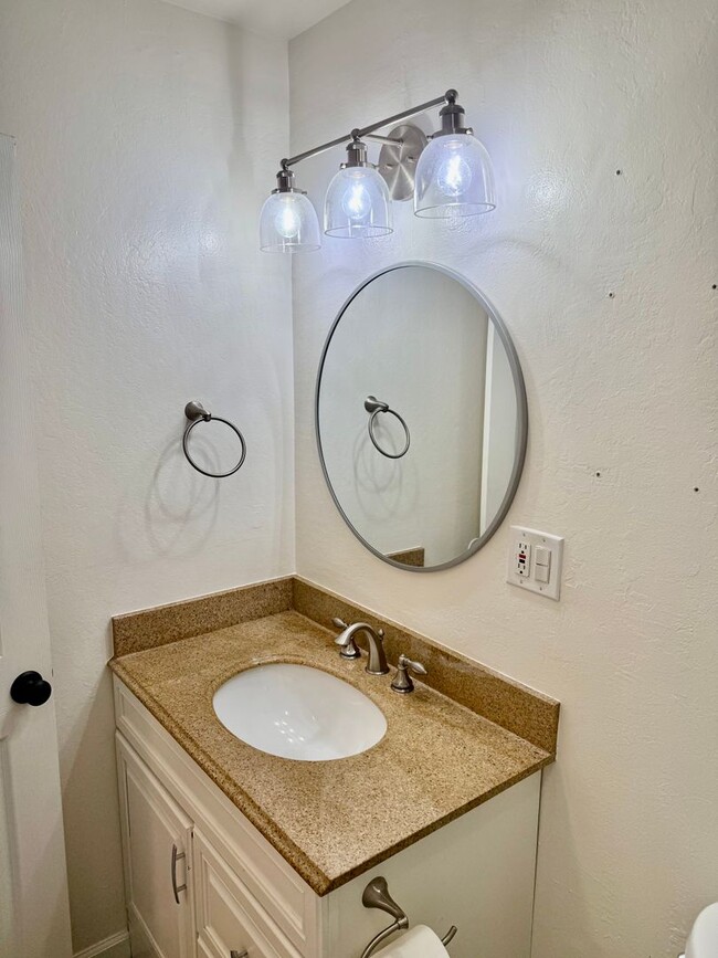 Building Photo - Dazzling Concord Condo - 2bd 1.5bth - Clos...