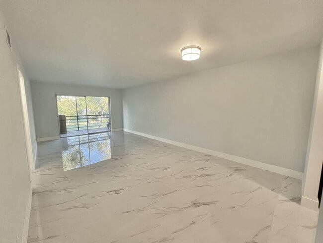 Building Photo - 601 S State Rd 7