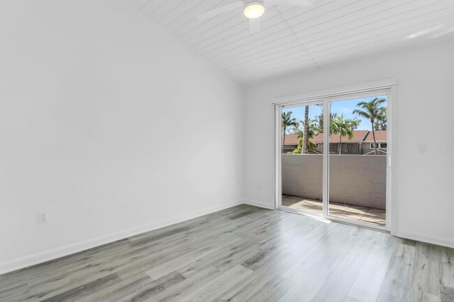 Building Photo - 3827 NE 166th St