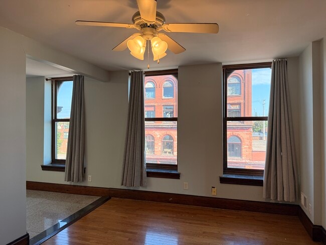 Building Photo - 215 6th St