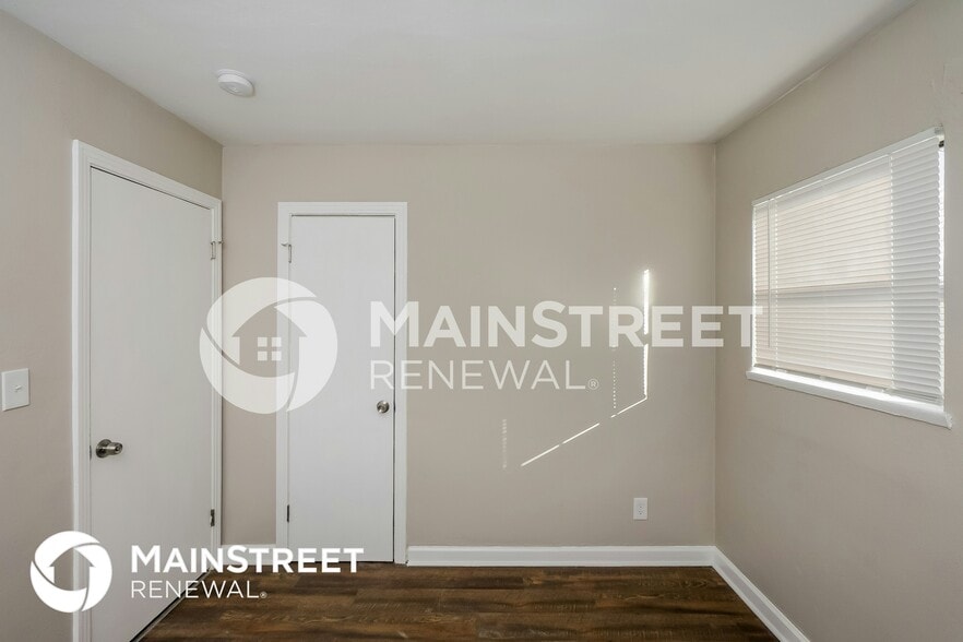 Building Photo - 4915 Seville Dr