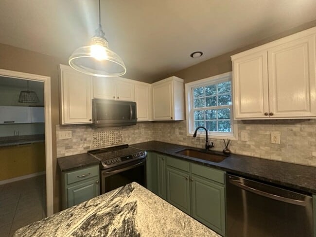 Building Photo - Stunning 3 Bed 2.5 Bath Home with Large Bo...