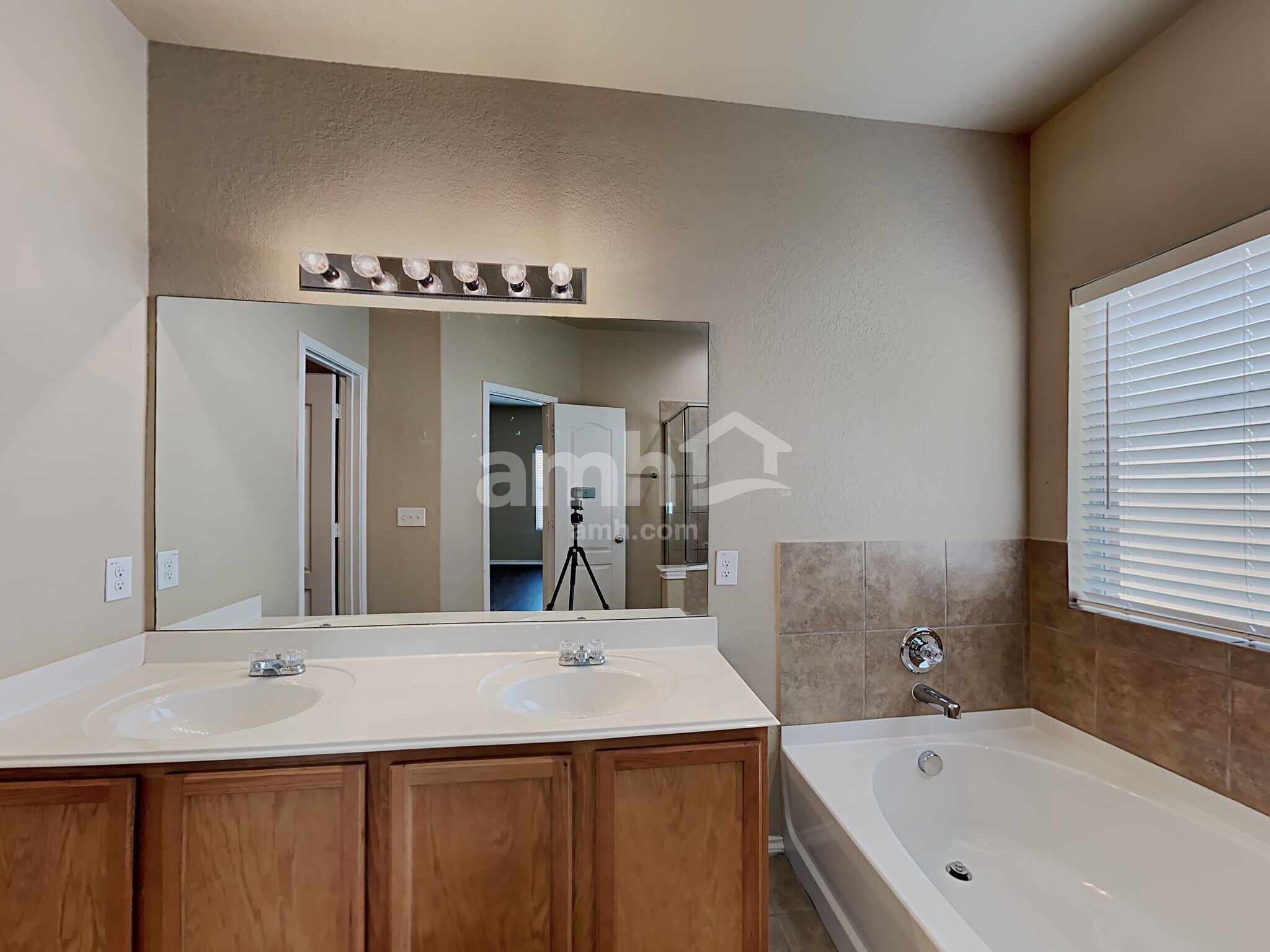 Building Photo - 5707 Sendero Spring